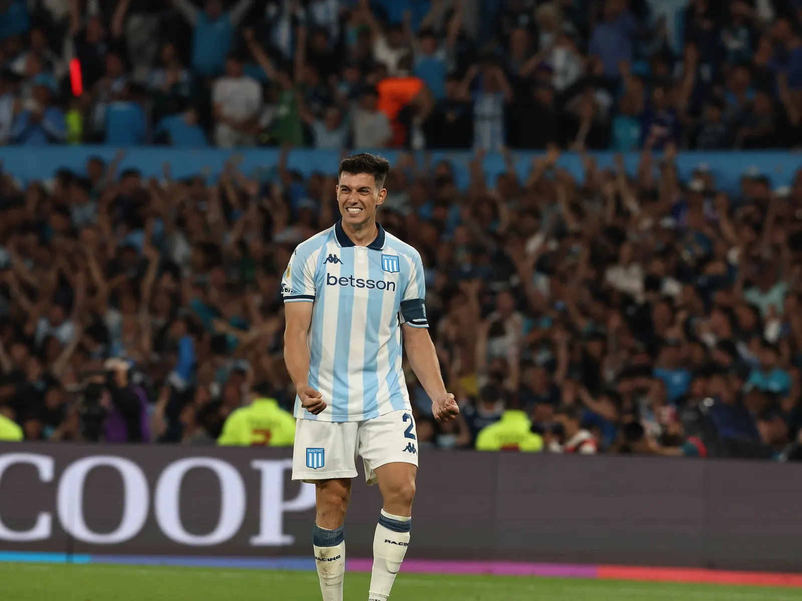 Agustín García Basso con la camiseta de Racing durante un partido, mirando hacia el campo de juego.