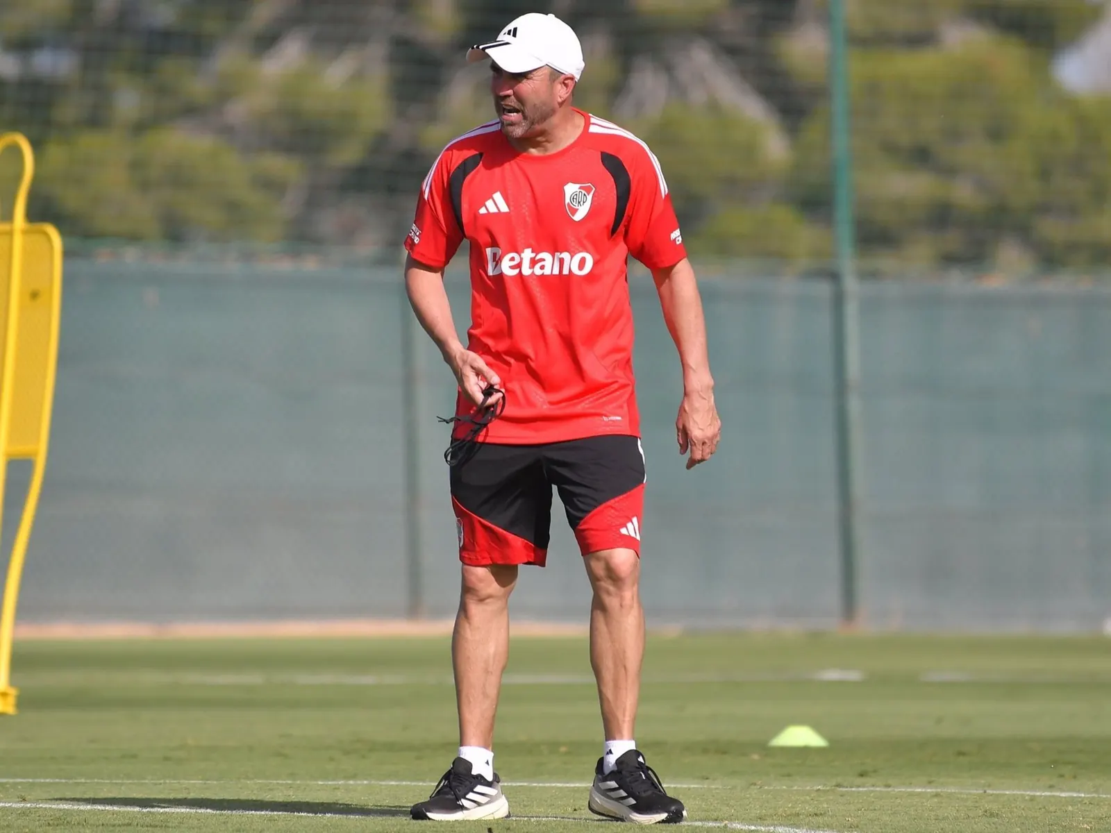 Eduardo Coudet dirige una práctica de River Plate en Ezeiza