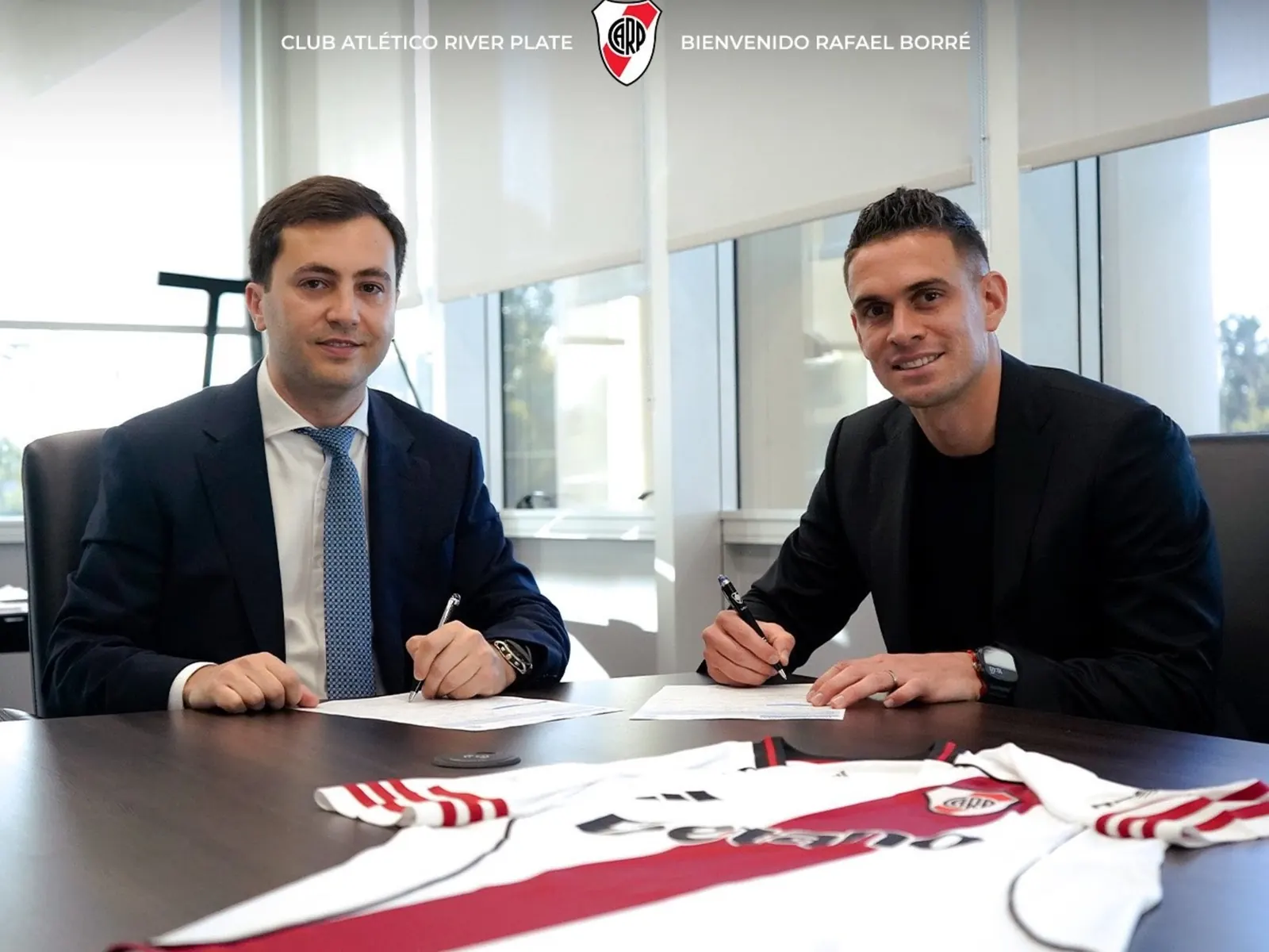 Rafael Santos Borré celebra su regreso a River Plate en el estadio Monumental