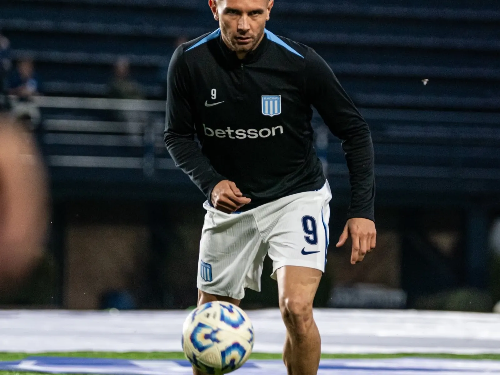Adrián Maravilla Martínez con la camiseta de Racing Club durante un partido en el estadio Presidente Perón