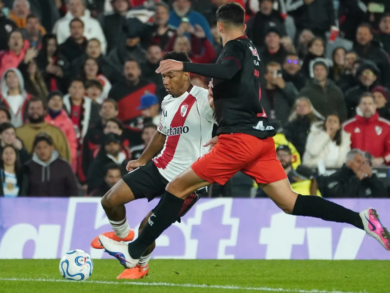 Jonathan Spiff, delantero de River Plate, celebra tras debutar en Primera División