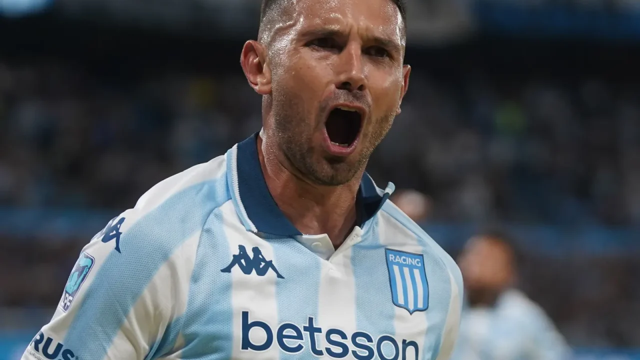 Racing Club se prepara para su debut en el Torneo Clausura, pero el entrenador Juan Pablo Vojvoda se enfrenta a un desafío inmediato: la aus