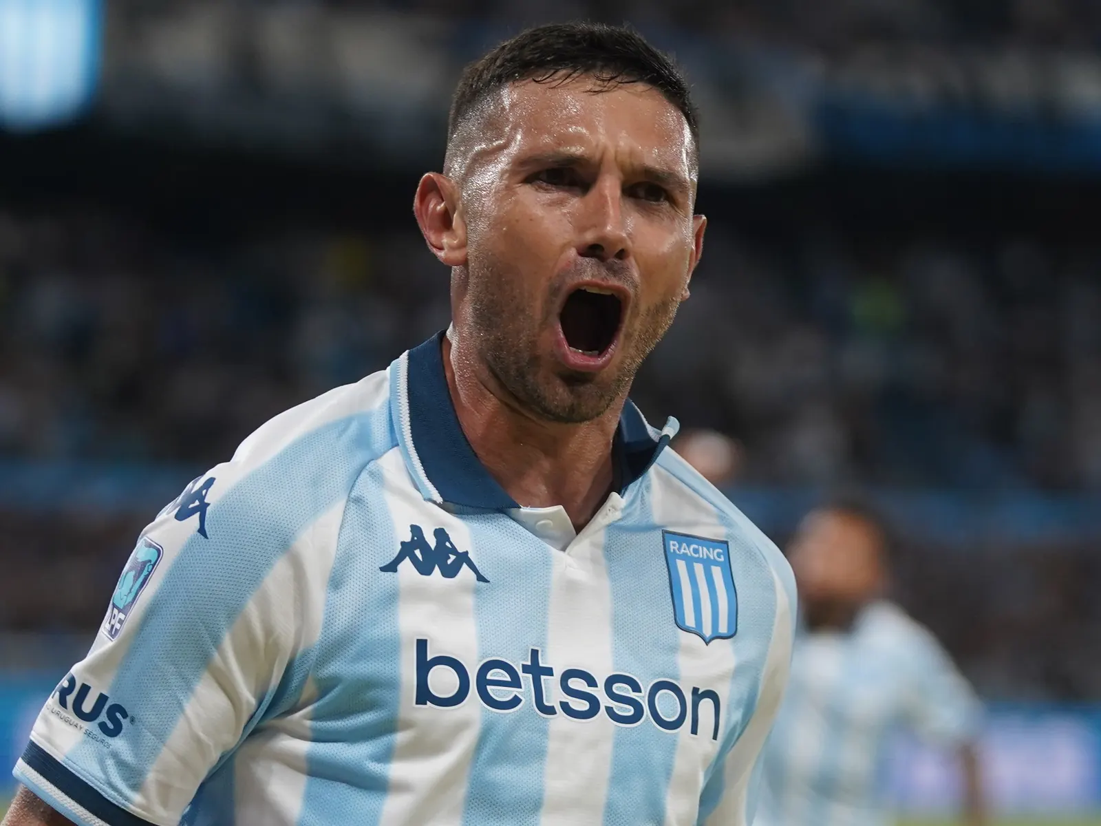 Juan Pablo Vojvoda, entrenador de Racing, observando el partido desde el banco de suplentes.