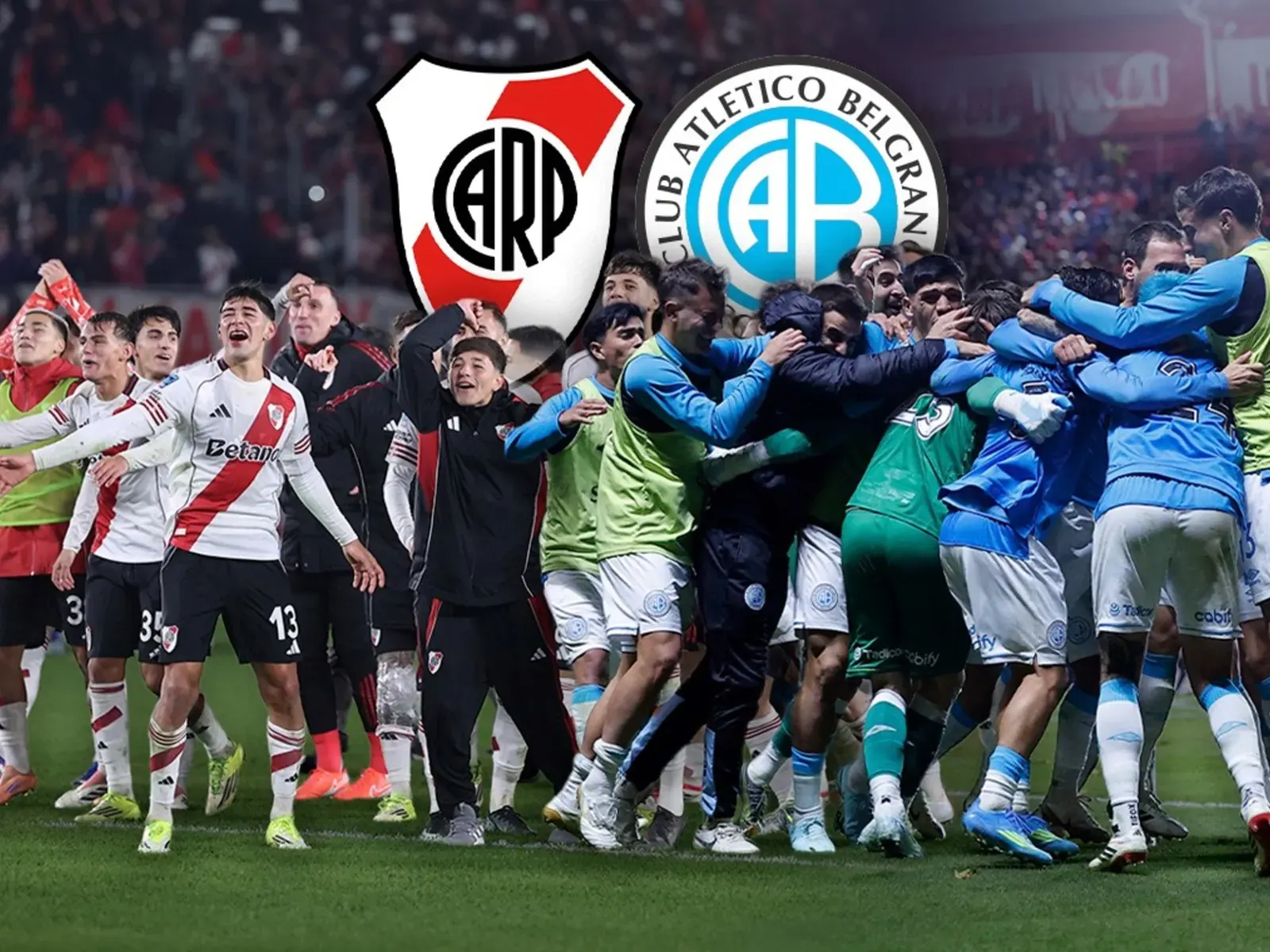 Jugadores de River Plate y Belgrano de Córdoba en el campo de juego durante una final.