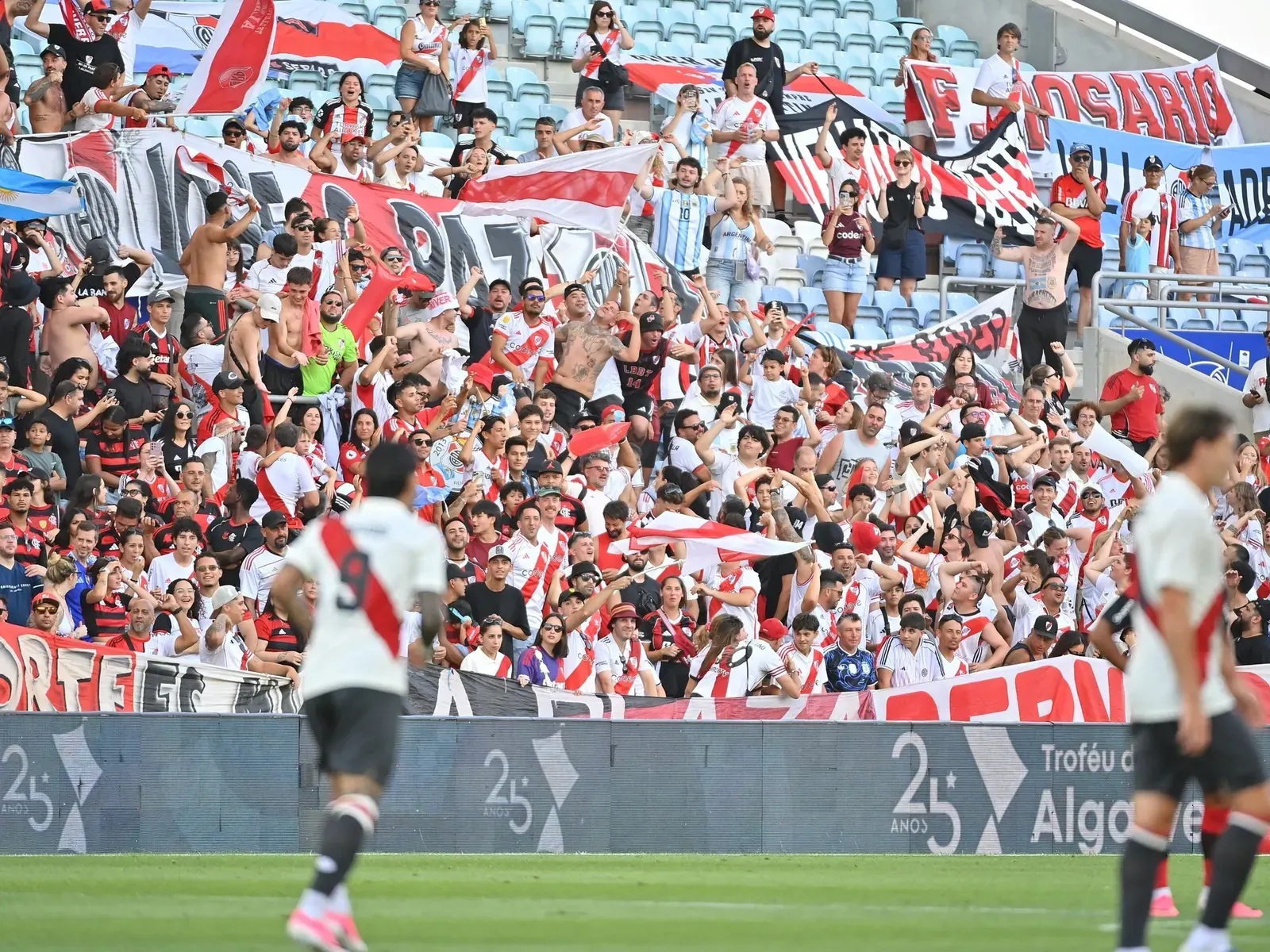 Jugadores de River Plate y Flamengo disputando un amistoso en el Estadio Algarve, Portugal.