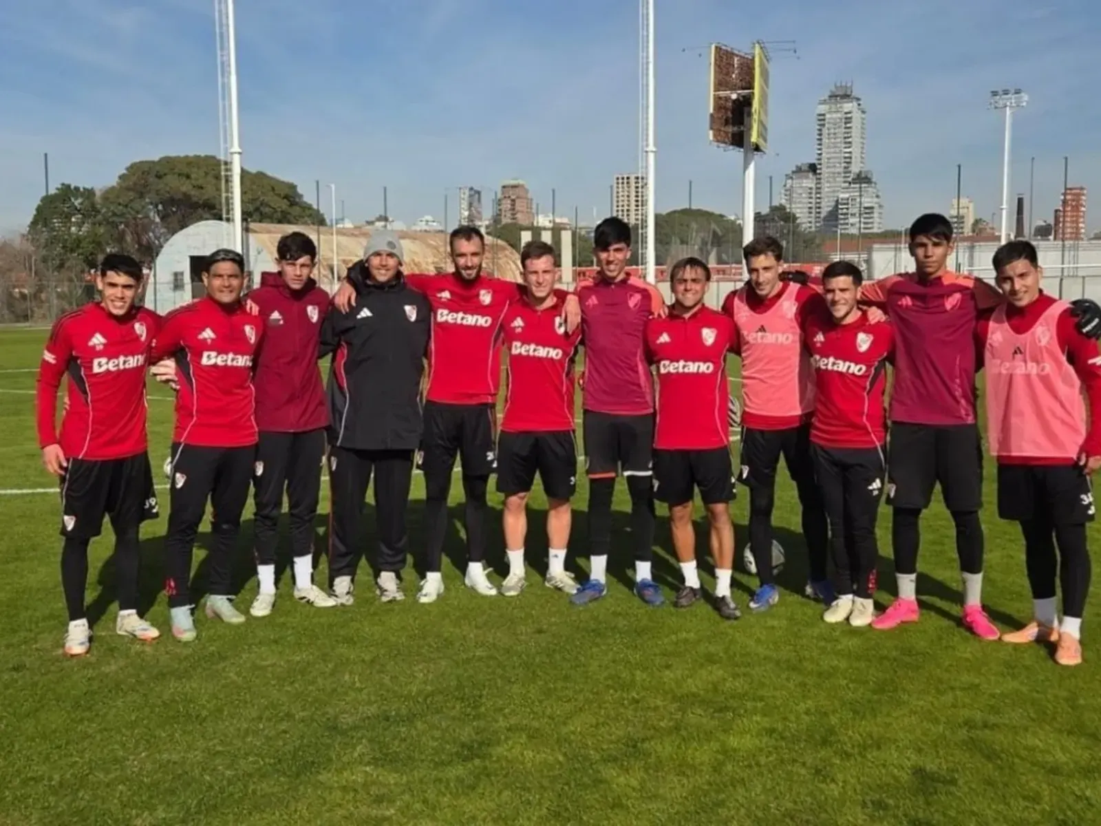 Matías Viña, futbolista de River Plate, entrenando en el predio de Cantilo.