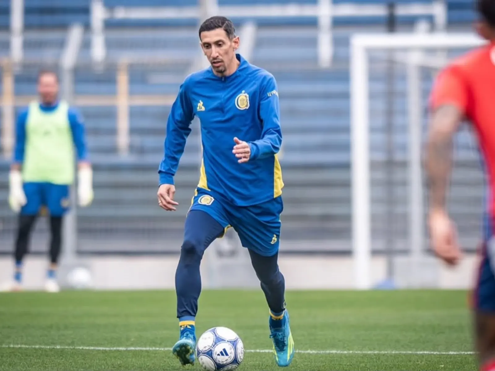 Ángel Di María en acción durante un amistoso de pretemporada de Rosario Central.