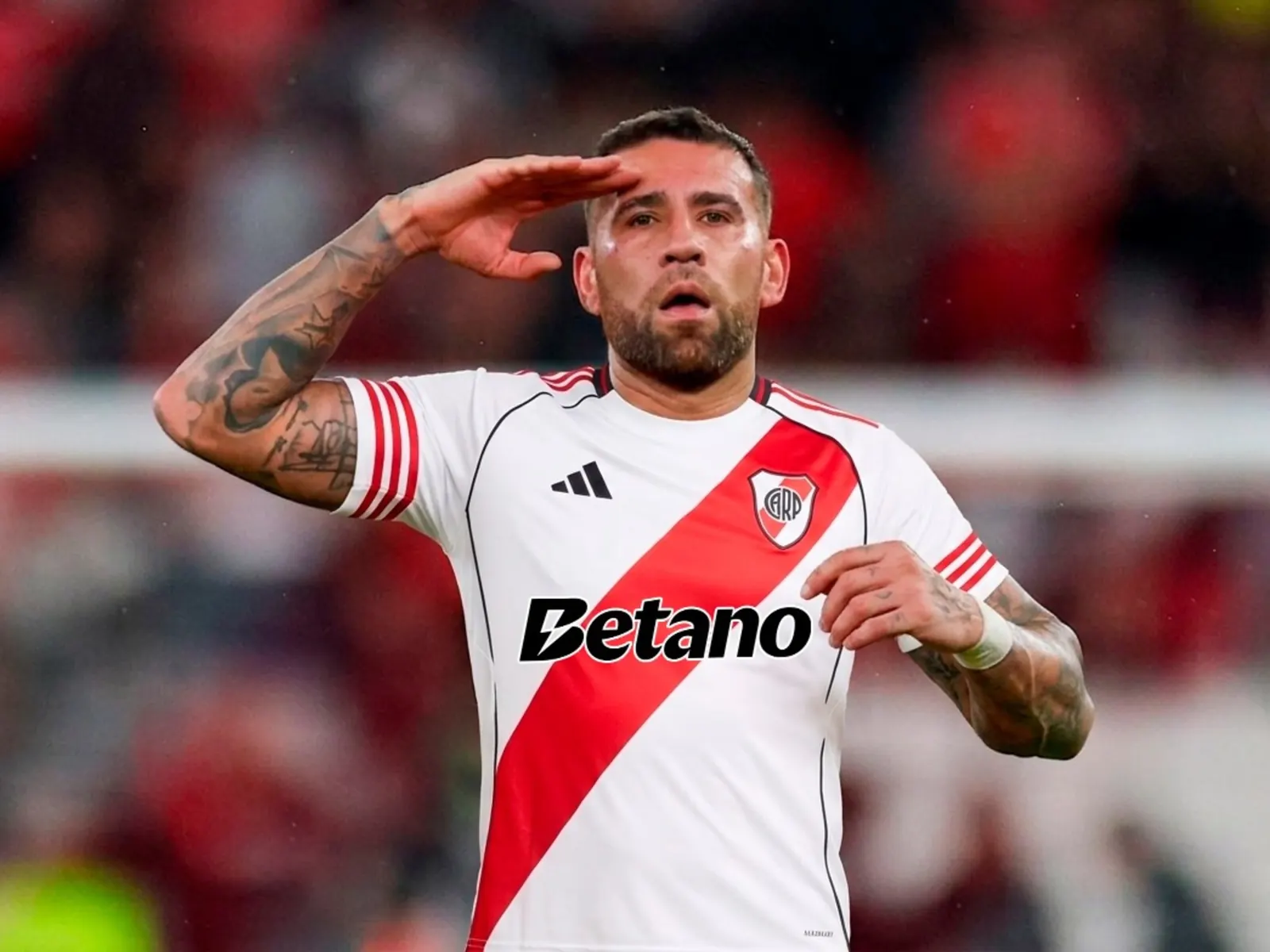 Nicolás Otamendi con la camiseta de la Selección Argentina, en acción durante un partido.