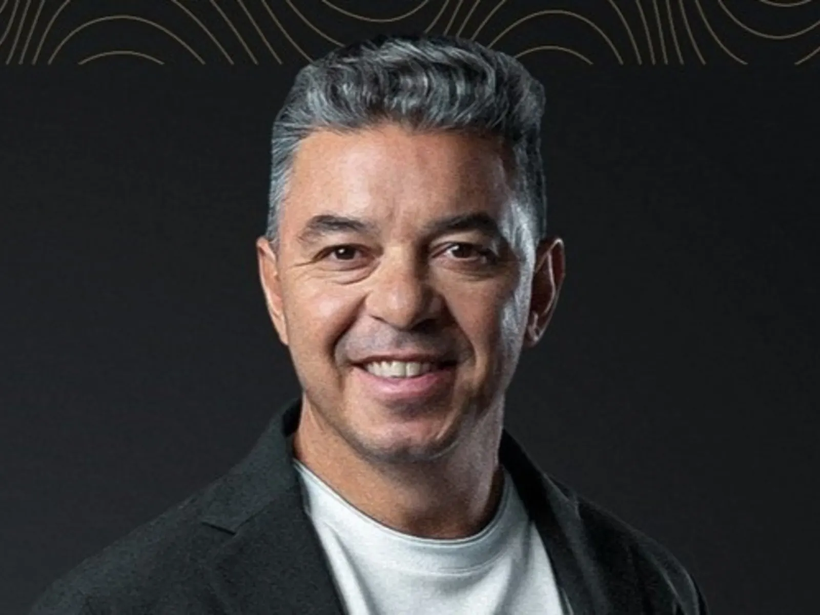 Marcelo Gallardo, extécnico de River Plate, en un campo de fútbol.
