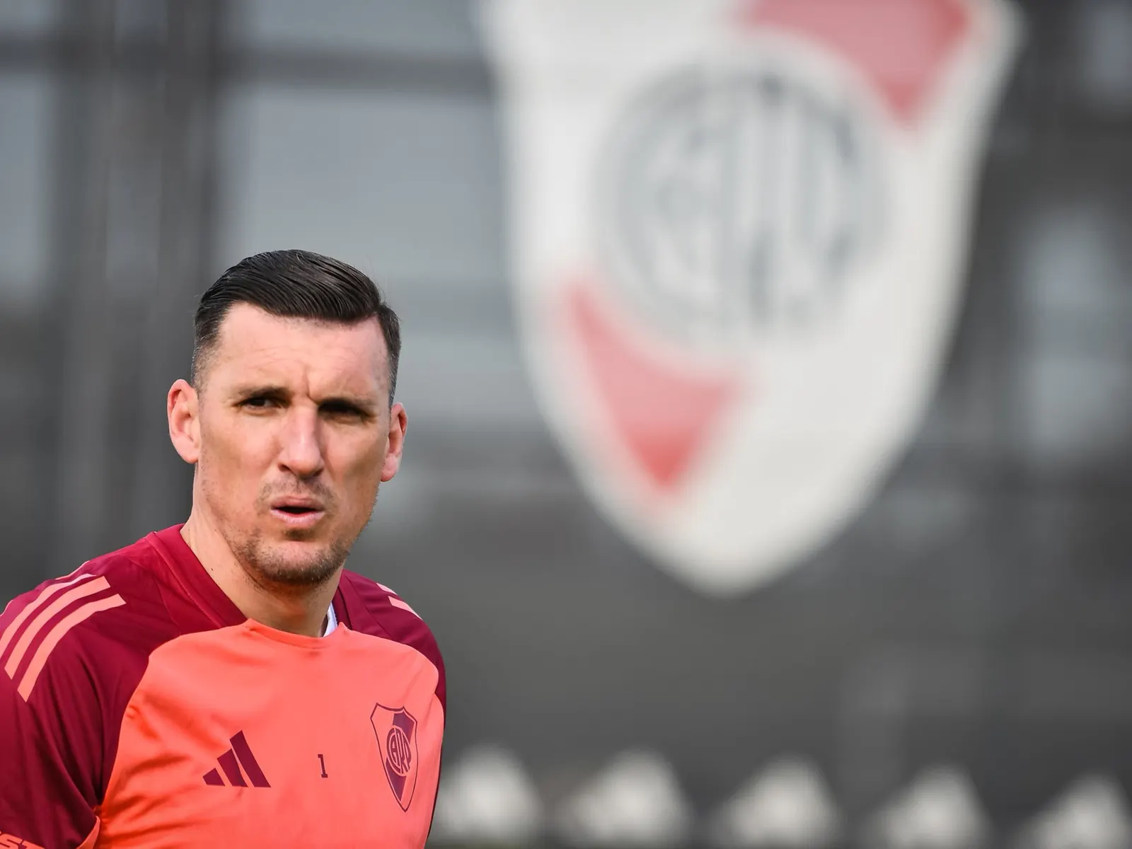 Franco Armani, arquero de River Plate, en acción durante un partido.
