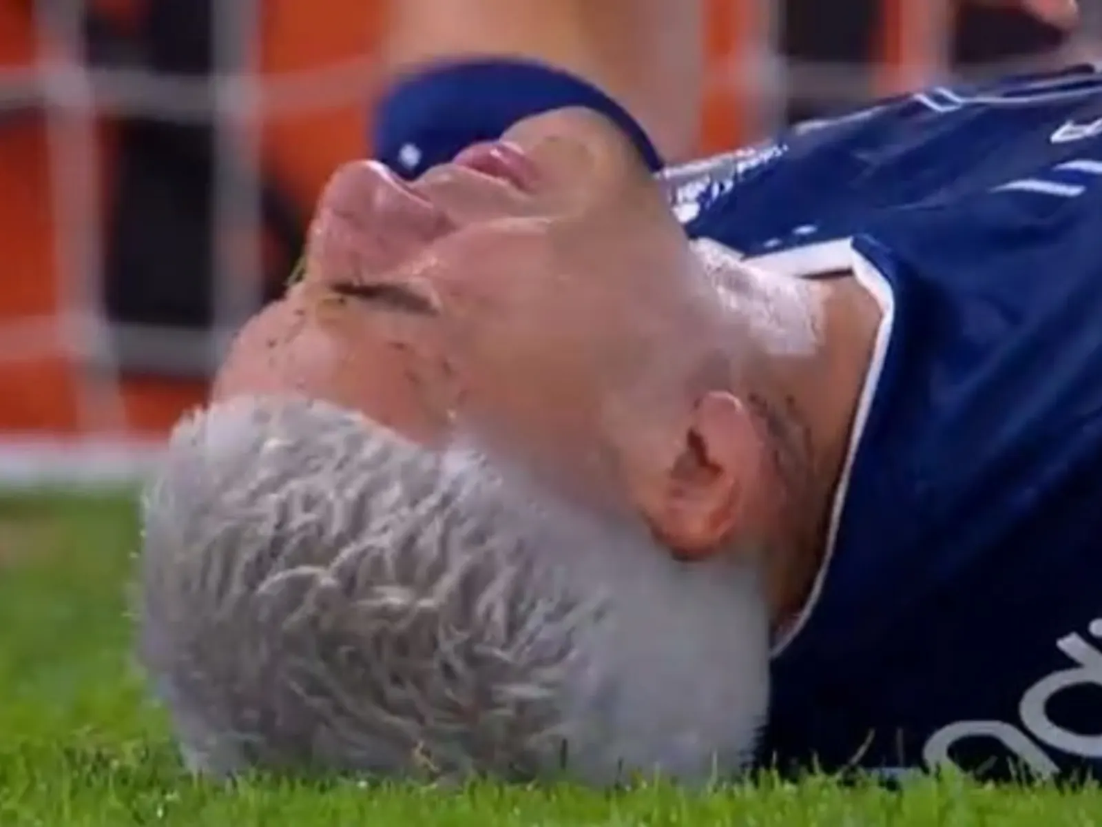 Rodrigo Chelo Torres cae al suelo y se toma el isquiotibial derecho después de que Cambeses le atajara un penal en el partido Gimnasia vs Racing por la primera fecha del Clausura