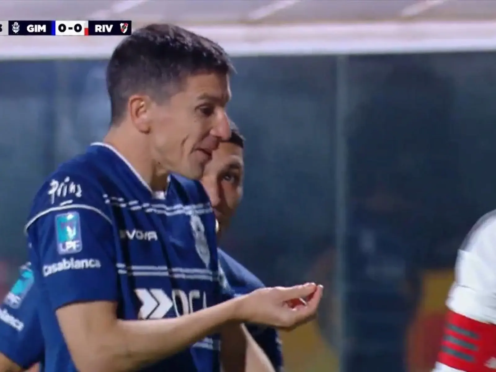 Nacho Fernández de Gimnasia dialogando con Gonzalo Montiel de River en el Estadio Juan Carmelo Zerillo