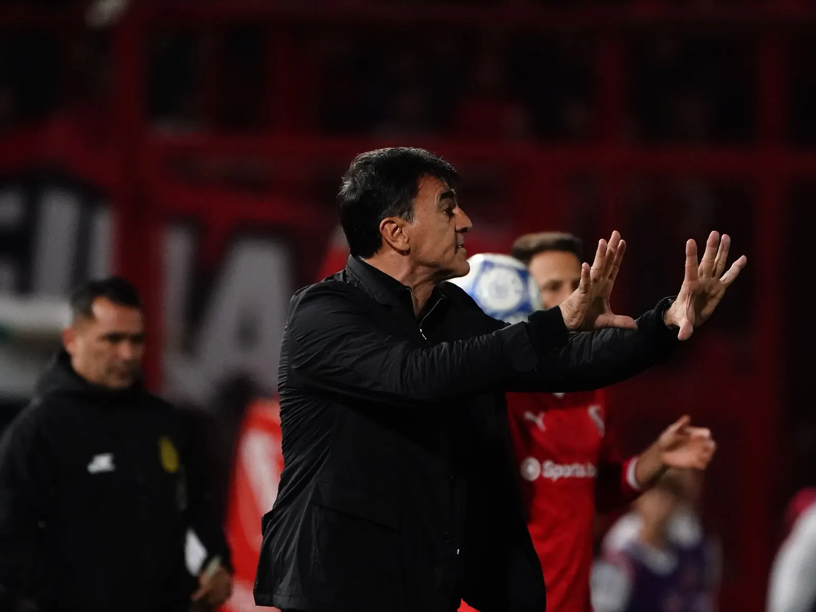 Gustavo Quinteros, entrenador de Independiente, durante la victoria por 1-0 ante Newell's por la fecha 2 del Clausura 2026