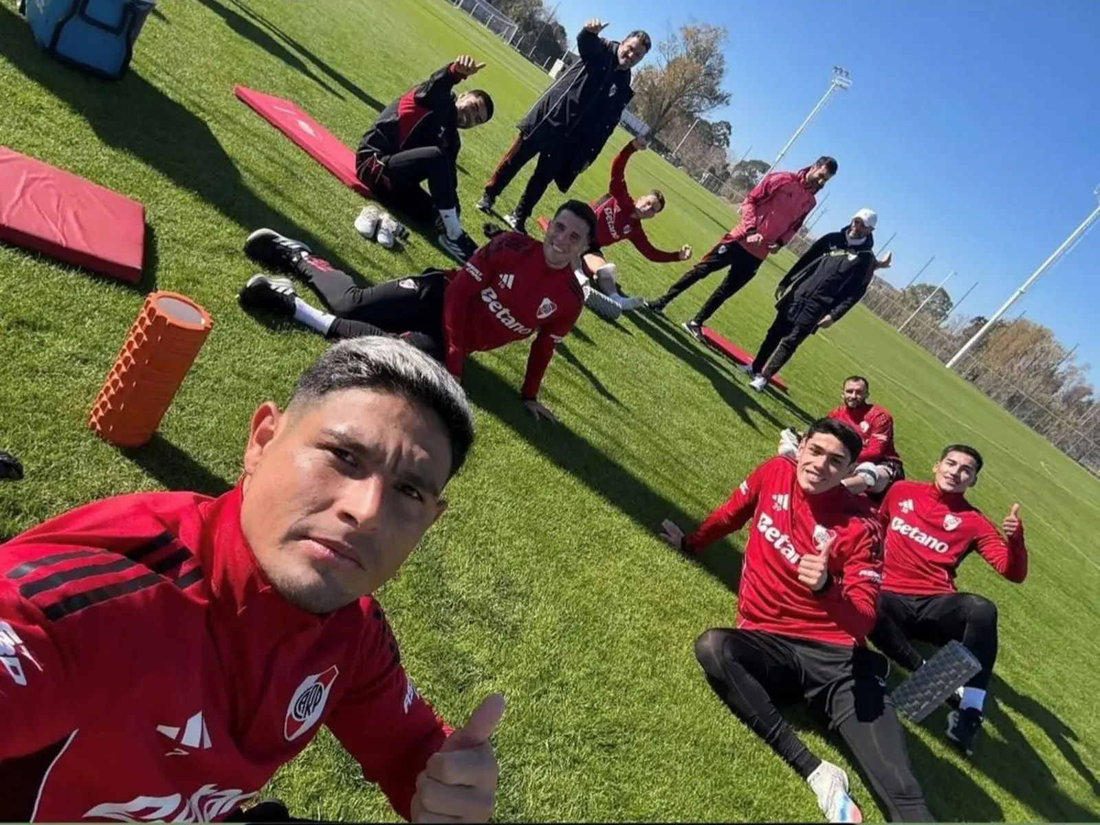 Vista general del predio de entrenamiento de River Plate en Cantilo, Ezeiza, donde un grupo de futbolistas apartados entrena a contraturno mientras esperan definir su futuro
