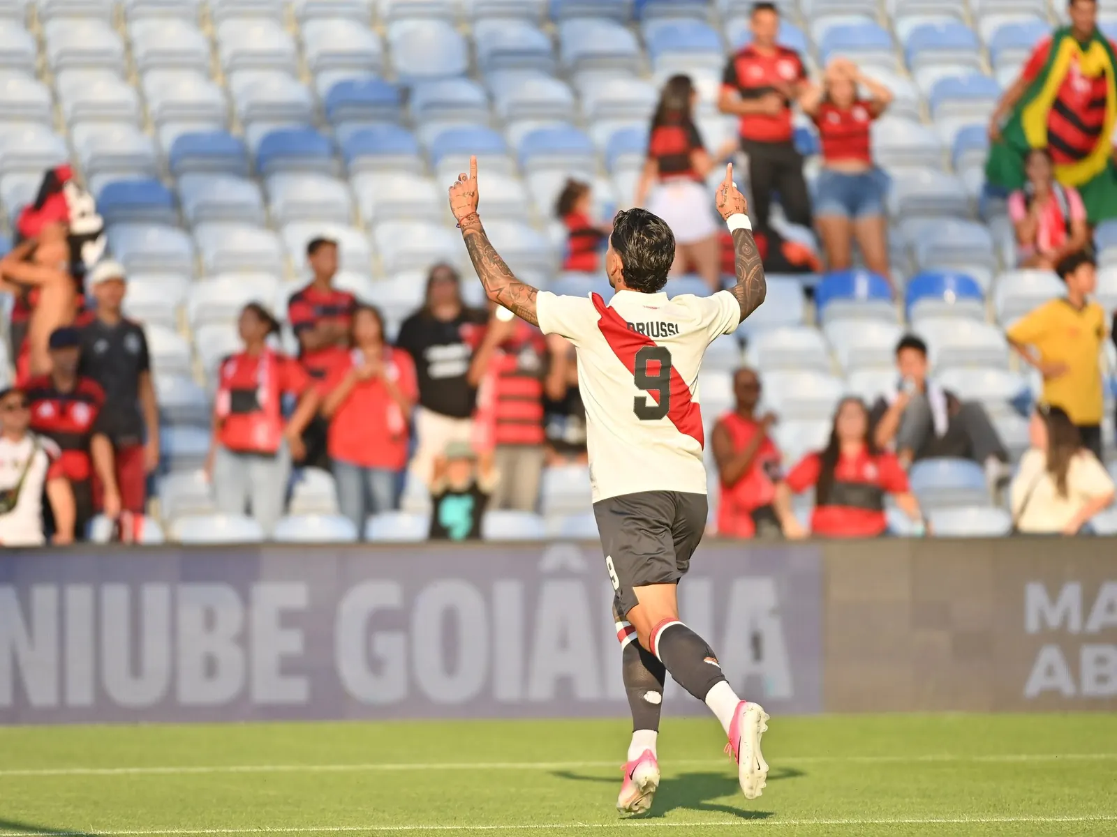 Jugadores de River Plate y Flamengo disputan un balón en un partido amistoso.