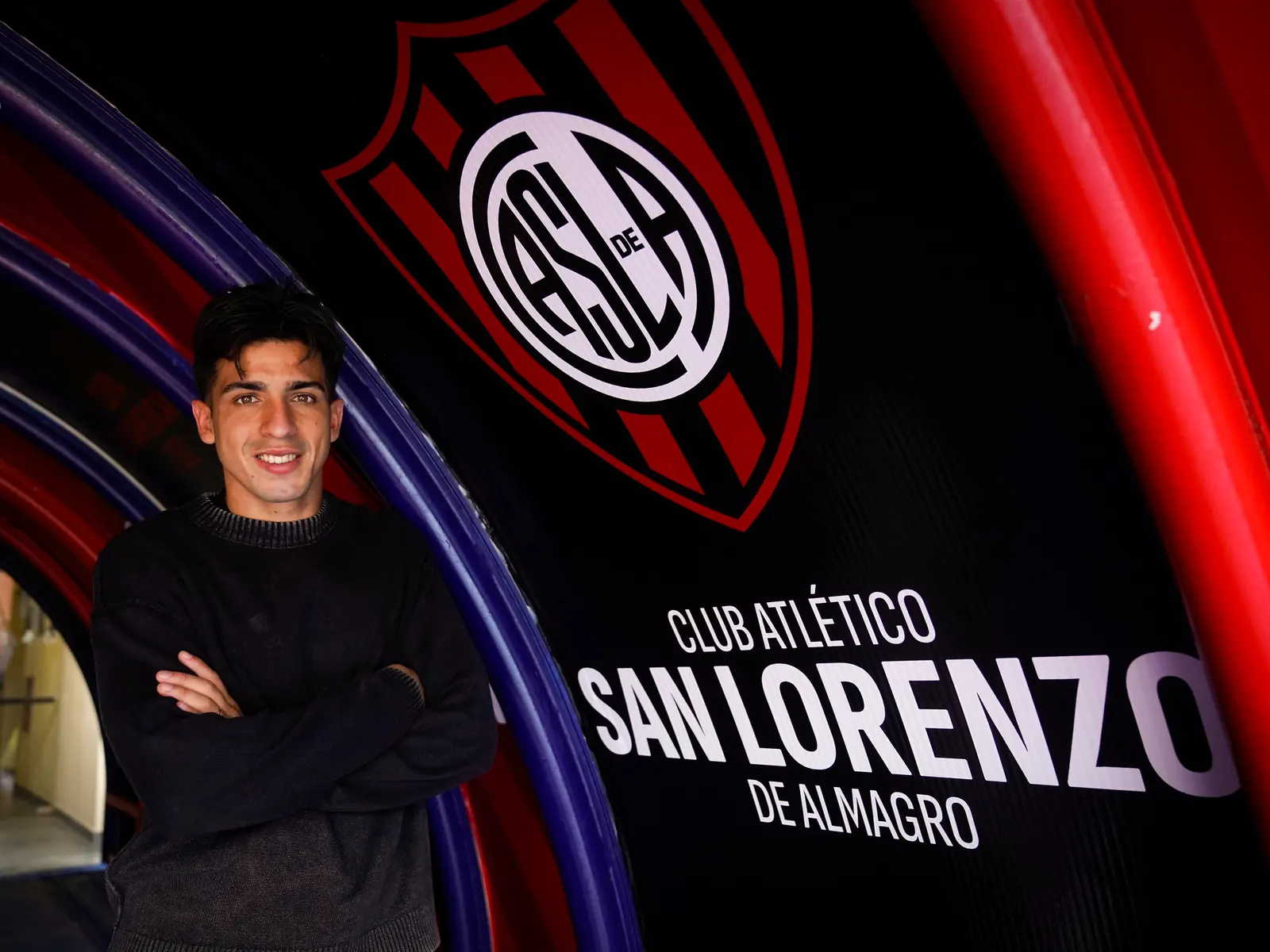 Alexis Cuello, delantero de San Lorenzo, con la pelota en un partido