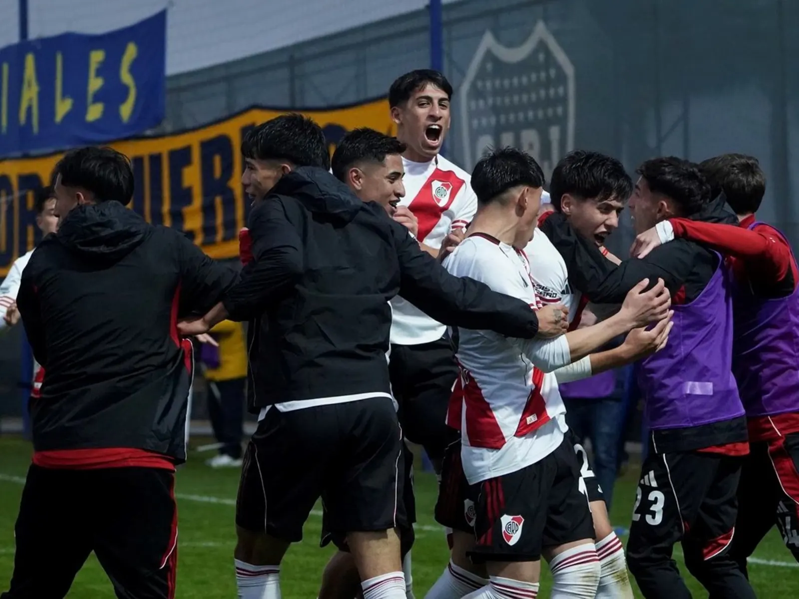 Jugadores del equipo de Reserva de River Plate en acción durante un partido.