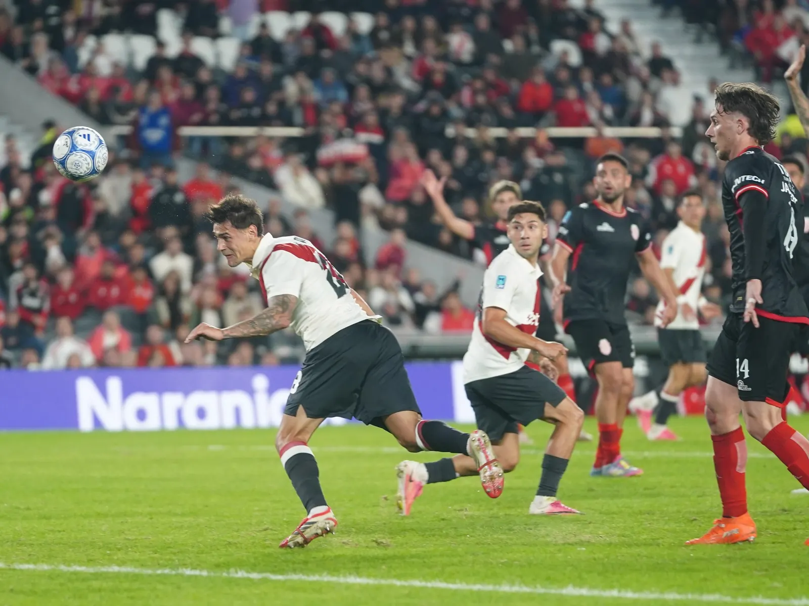 Jugadores de River Plate caminan cabizbajos tras la derrota ante Barracas Central en el Monumental por la primera fecha del Clausura 2025