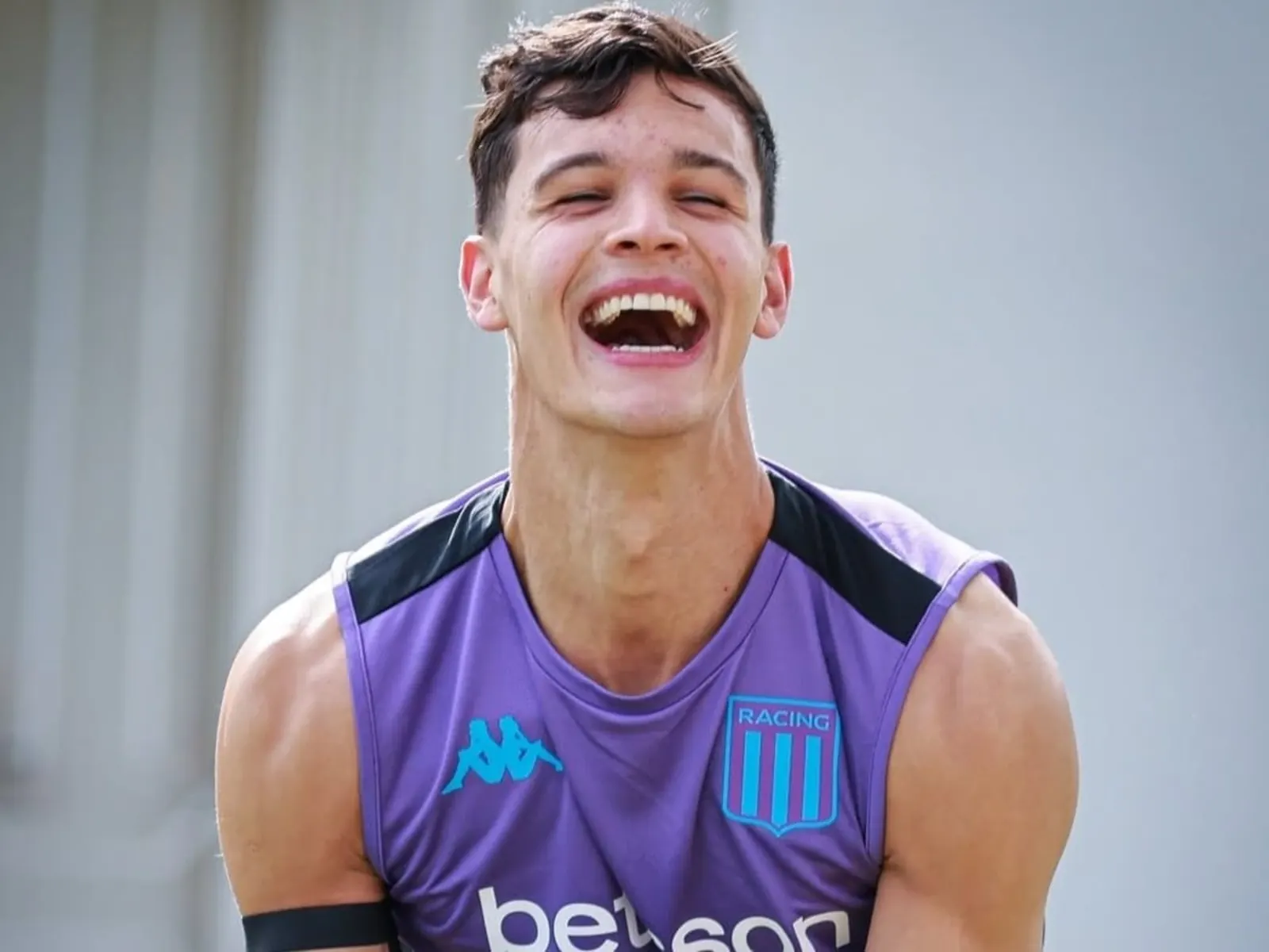 Valentín Carboni con la camiseta de Racing