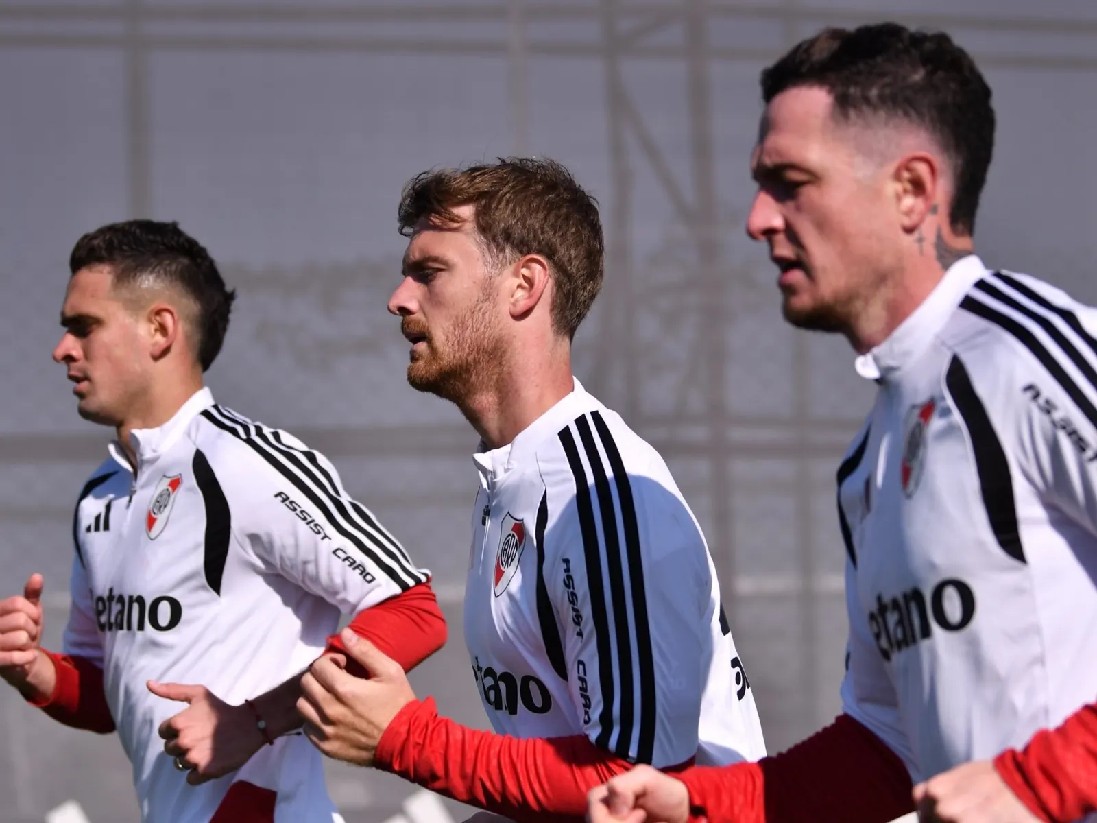 Rafael Santos Borré, delantero de River Plate, en una práctica del equipo.