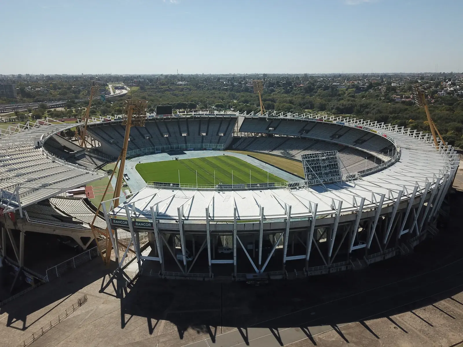 Vista general del Estadio Mario Alberto Kempes durante un partido, con presencia de fuerzas de seguridad.