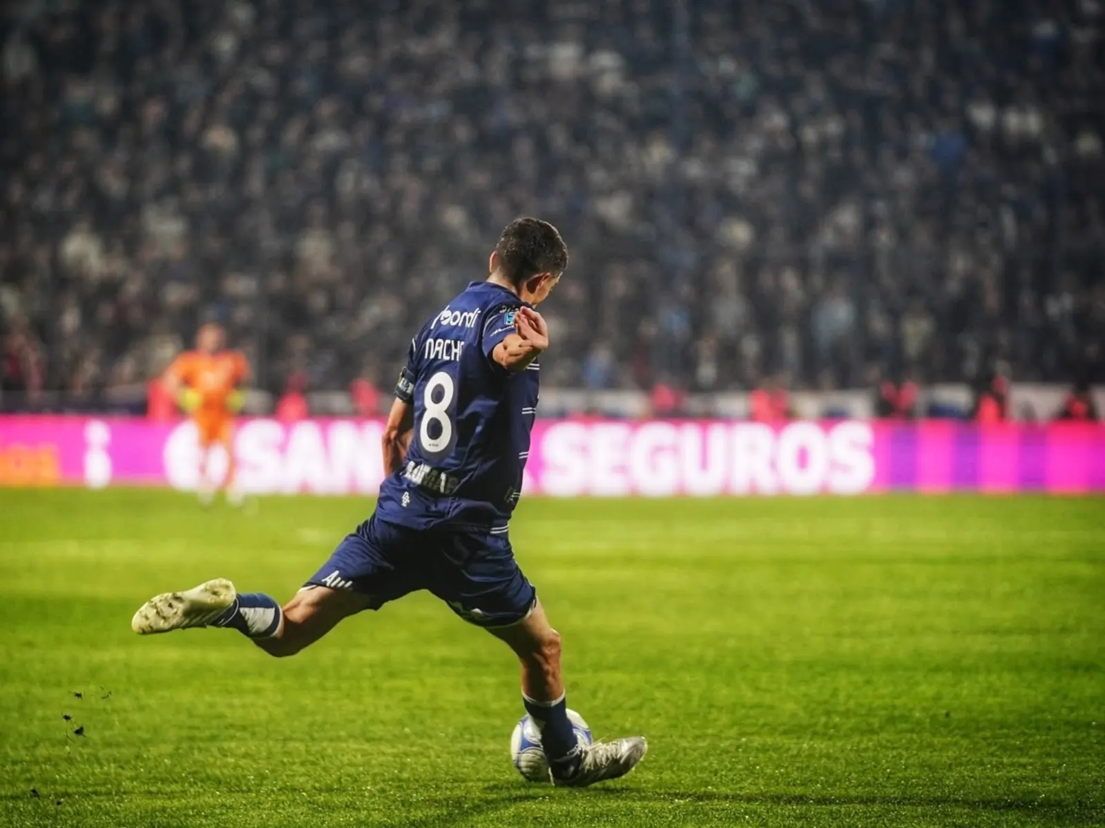 Ignacio Fernández, volante de Gimnasia, durante el partido ante River Plate por la Liga Profesional Argentina