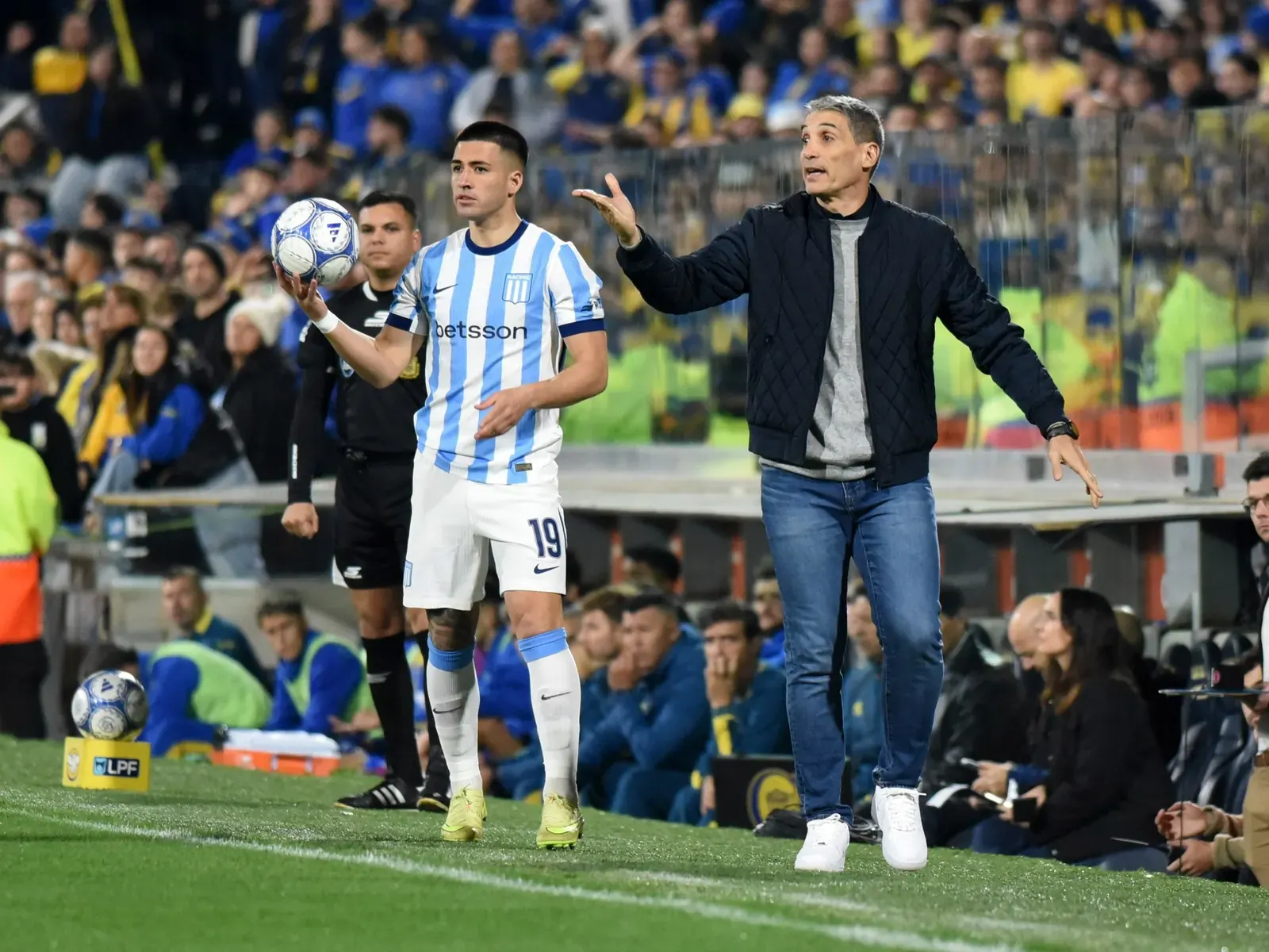 Juan Pablo Vojvoda, director técnico de Racing Club, en el banco de suplentes durante un encuentro de la Liga Profesional Argentina.