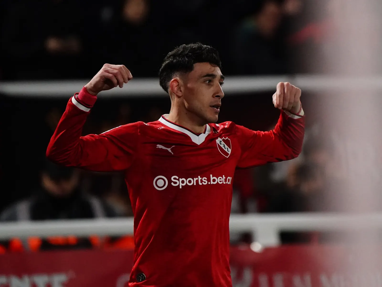 Santiago Montiel de Independiente ejecuta una volea que ingresa al ángulo derecho del arquero de Newell’s durante el partido de la fecha 2 del Clausura 2026 en Avellaneda