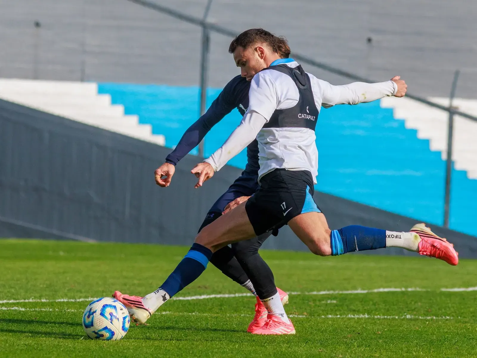 Jugadores de fútbol argentino en acción durante un partido amistoso de pretemporada.