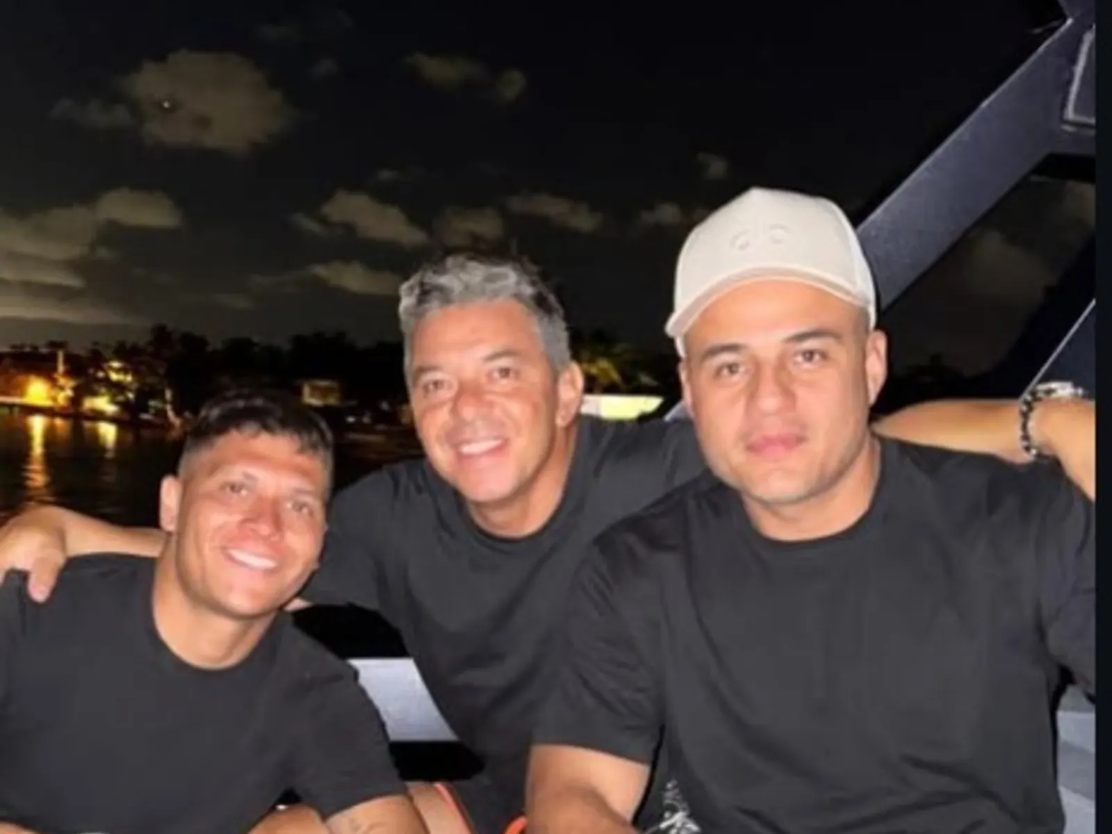 Marcelo Gallardo y Juan Fernando Quintero juntos en una embarcación.