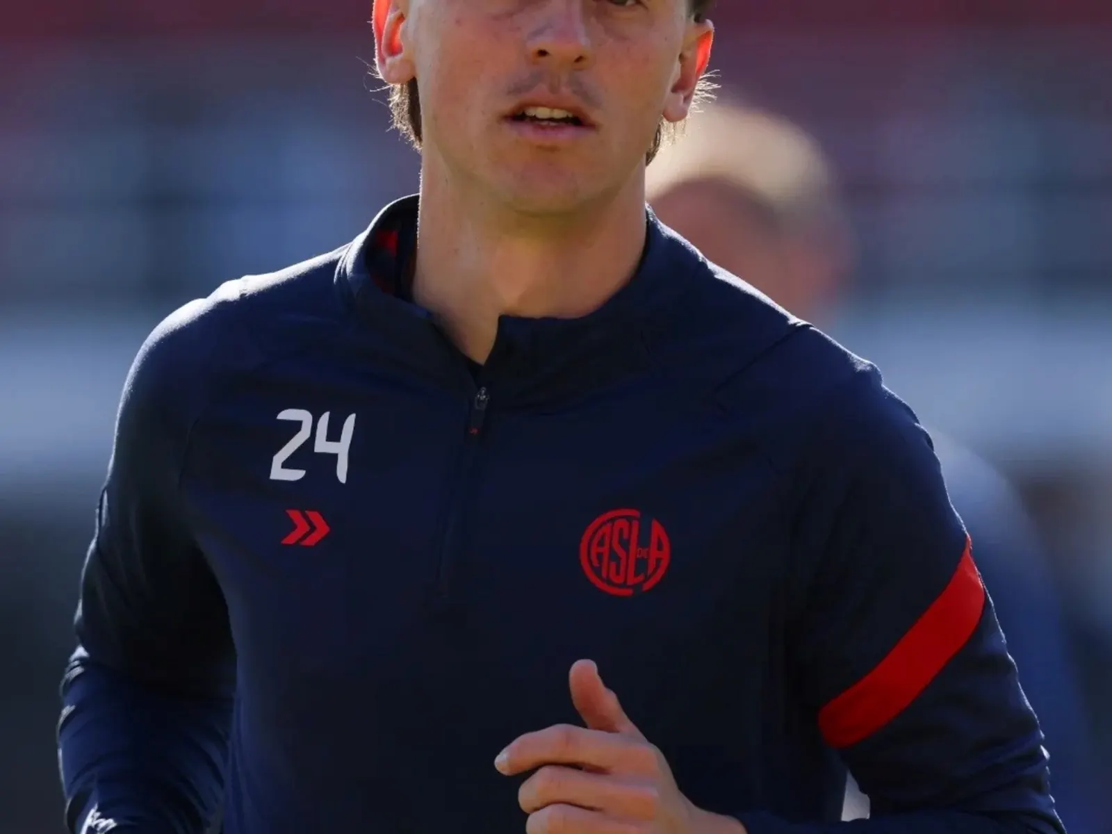 El capitán de San Lorenzo, Nicolás Tripichio, habla a la prensa con gesto serio.