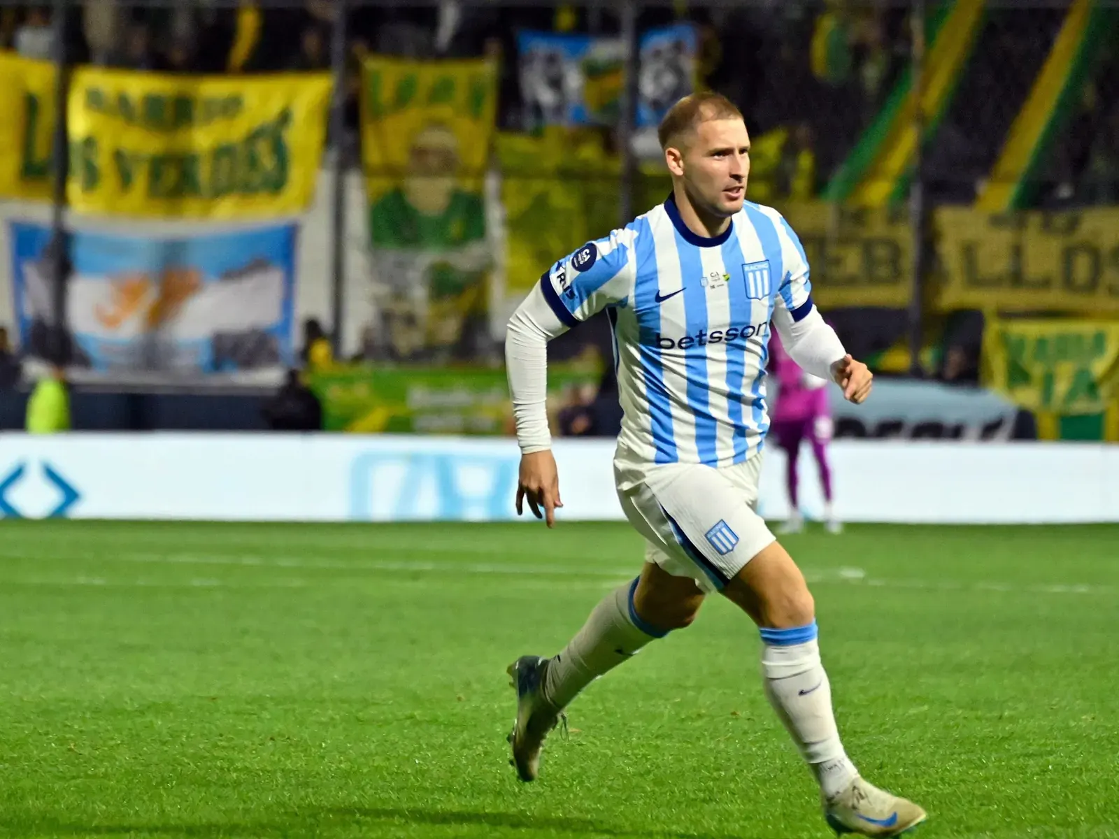 Matko Miljevic, jugador de Racing, celebra un gol durante el partido contra Defensa y Justicia por la Copa Argentina.