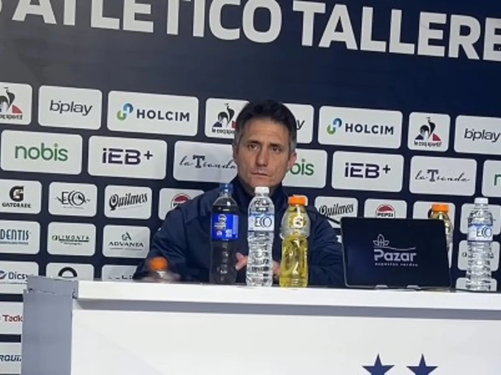 Guillermo Barros Schelotto, entrenador de Vélez, habla en conferencia de prensa luego de la victoria frente a Talleres en Córdoba por el Torneo Clausura 2026