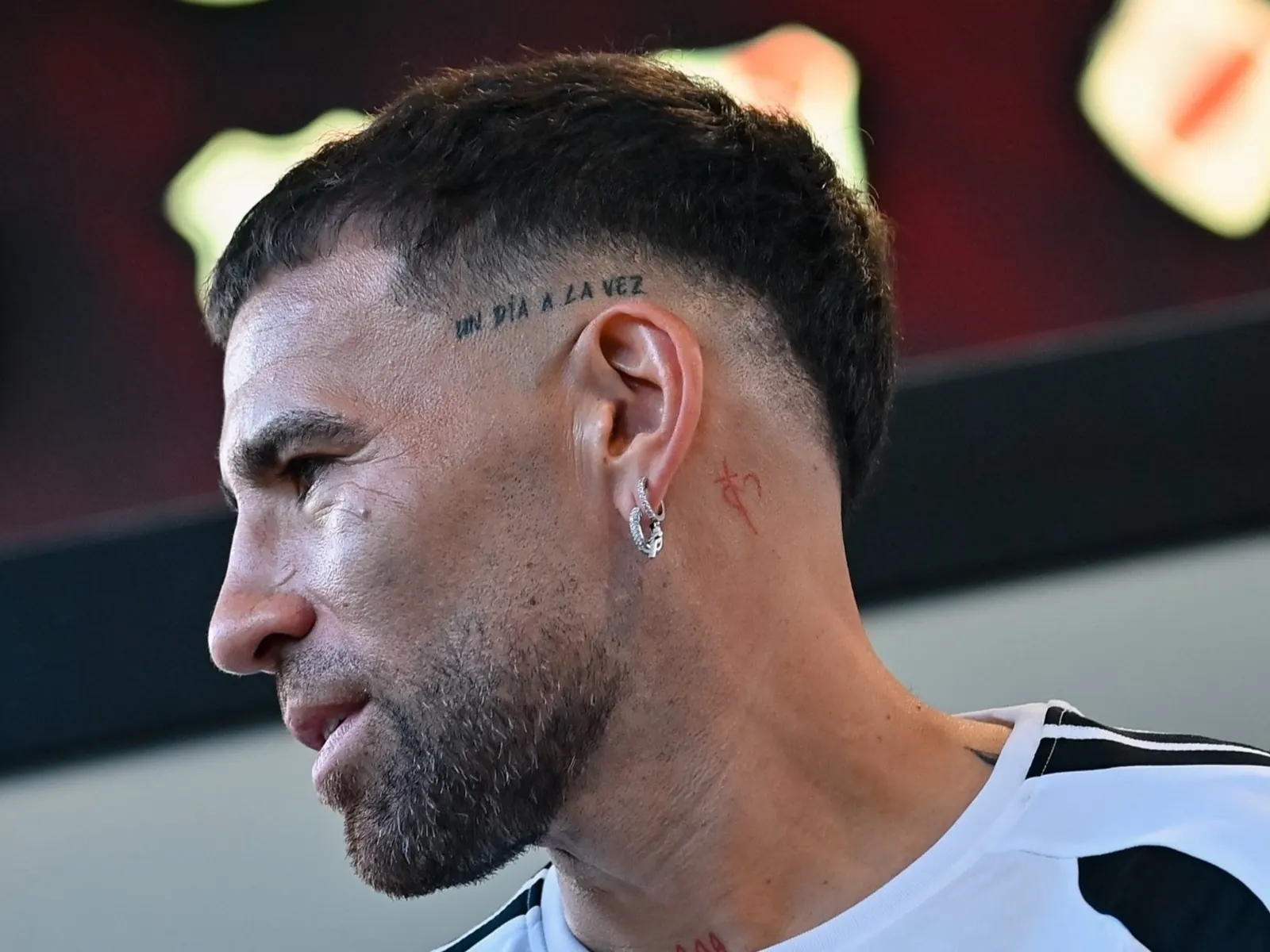Nicolás Otamendi saluda a la hinchada de River Plate en su debut oficial en el Monumental, antes del partido contra Barracas Central