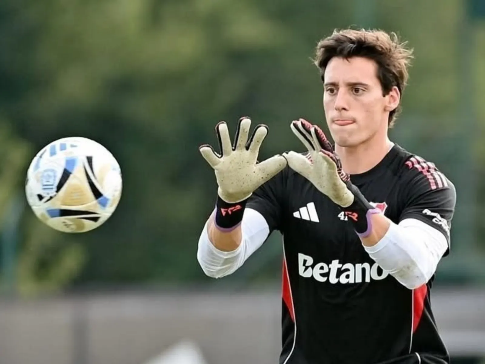 Santiago Beltrán, joven arquero de River Plate, atajando durante un partido.