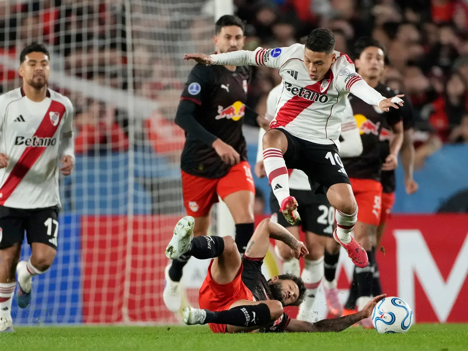 Juan Fernando Quintero de River Plate durante un partido.