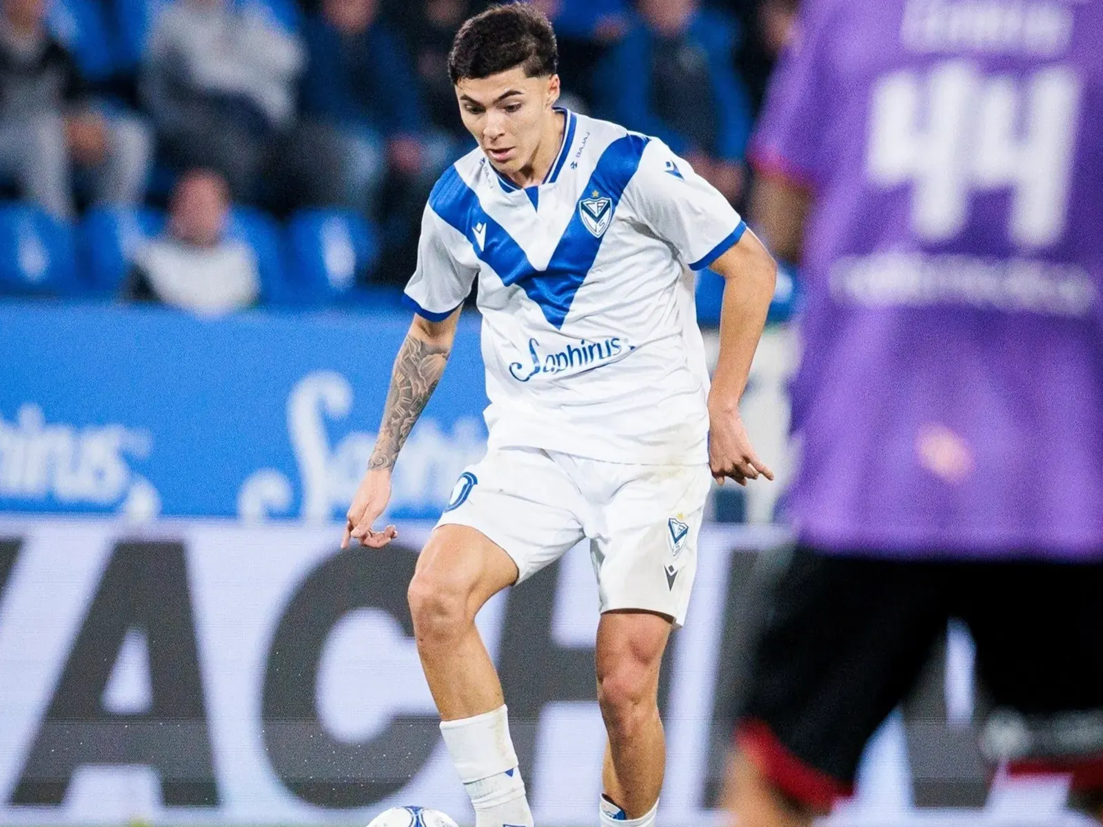 Tobías Andrada, volante de Vélez Sarsfield, durante un partido de la Liga Profesional