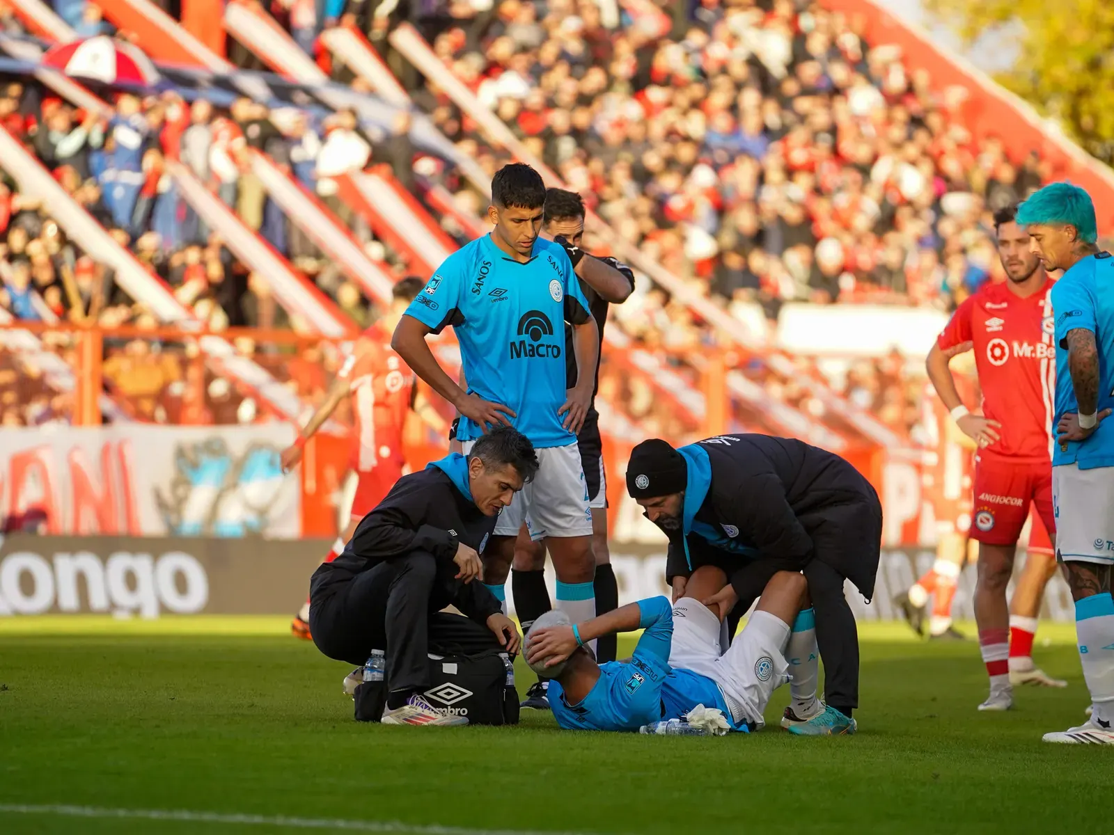 Lisandro López, jugador de Belgrano de Córdoba, en acción durante un partido.