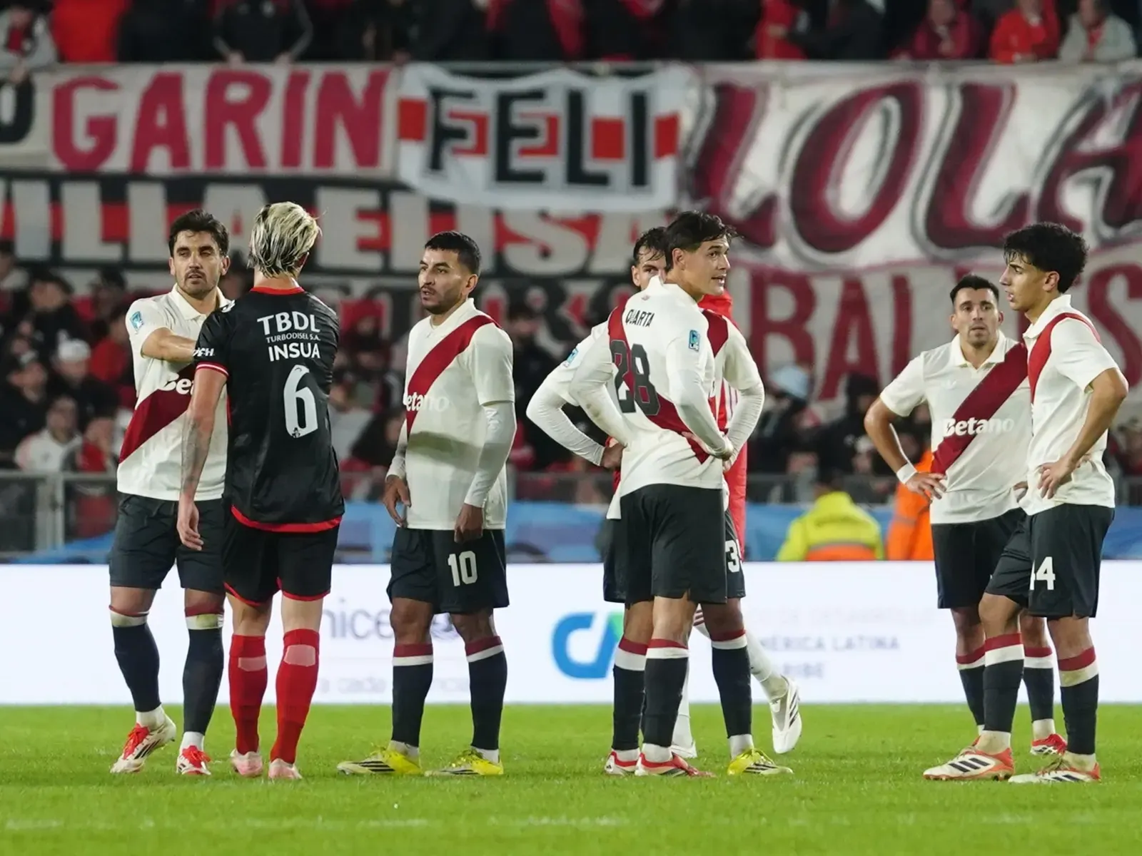 River Plate jugadores cabizbajos tras derrota ante Barracas en el Monumental