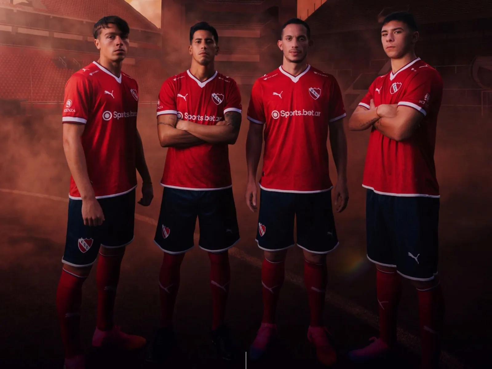 Jugadores de Independiente con la nueva camiseta titular 2026 de Puma, diseño “Forjada en el Infierno”
