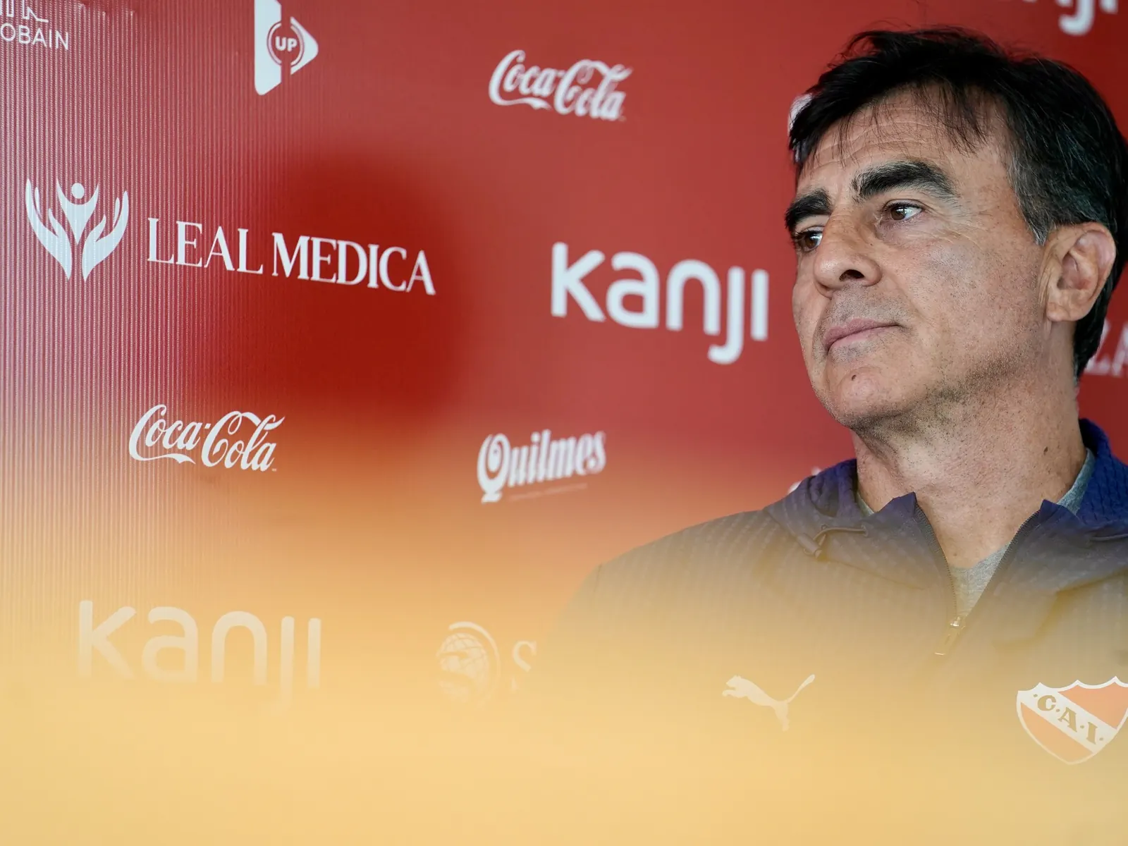 Gustavo Quinteros, entrenador de Independiente, observando un encuentro desde el banco de suplentes.