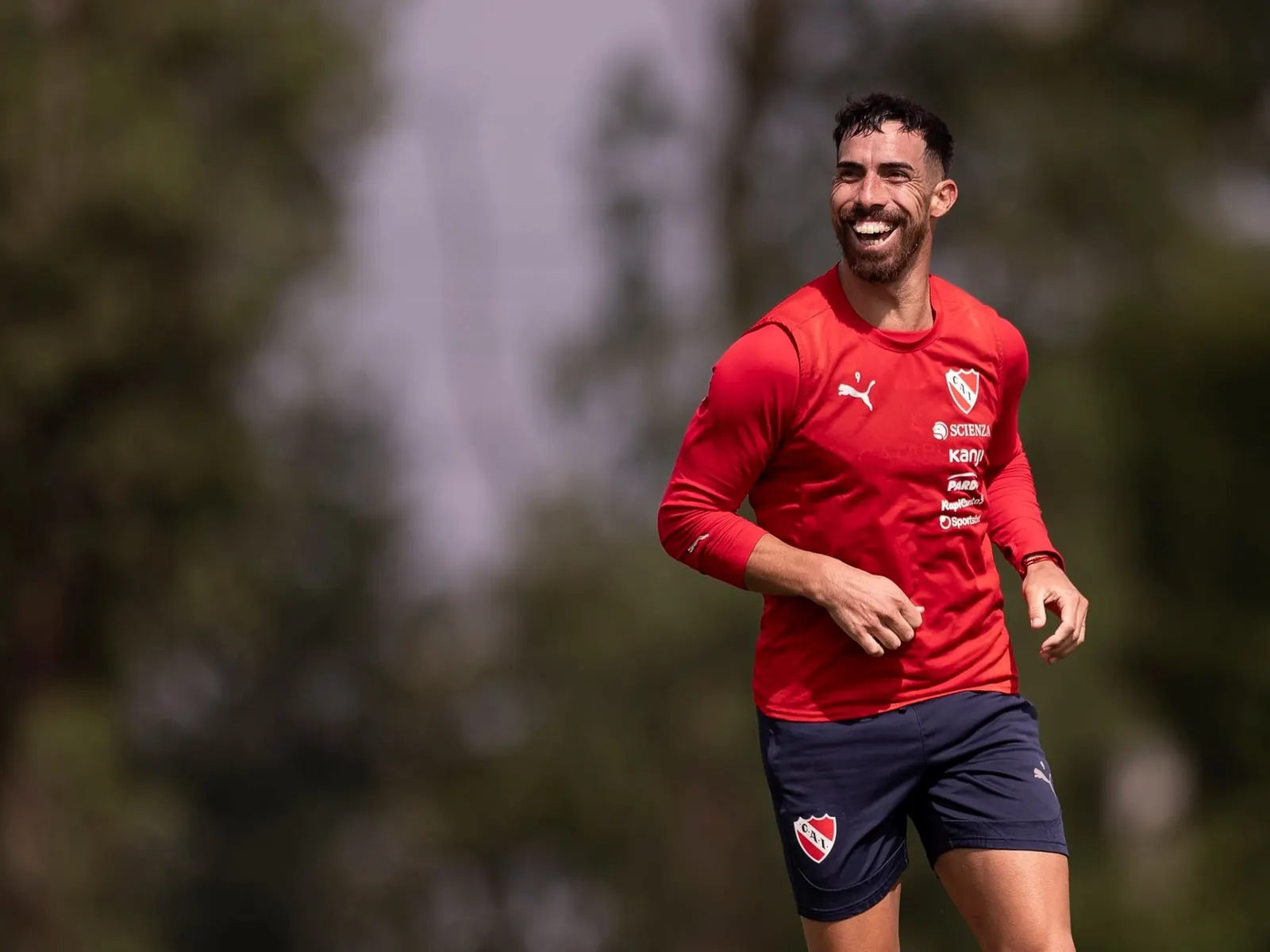 Gabriel Ávalos durante un partido con la camiseta de Independiente.