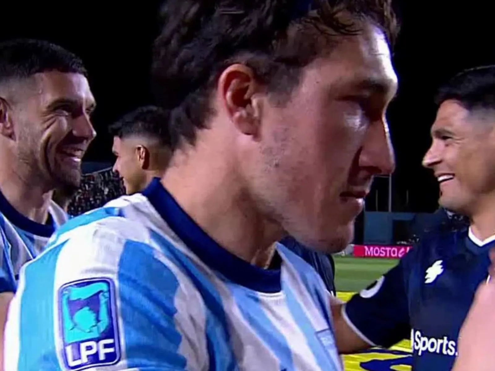 Maximiliano Salas disputando un balón en el encuentro entre Independiente Rivadavia y Racing.