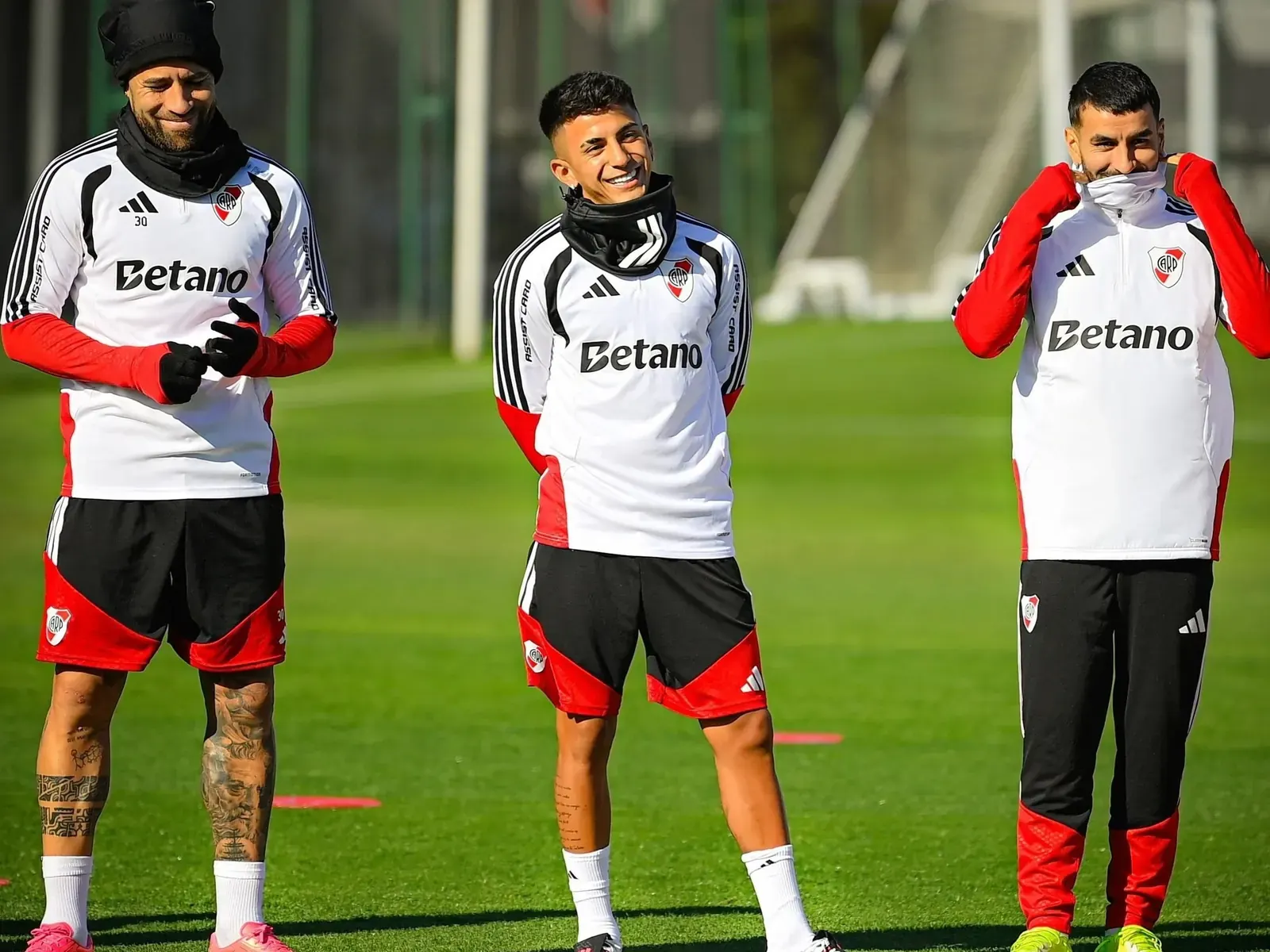 Thiago Almada sonríe durante su primer entrenamiento con River en el Camp