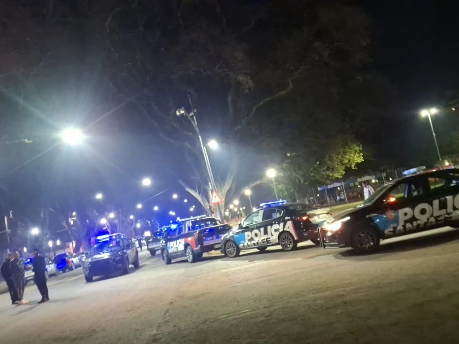 Móviles policiales estacionados dentro del Coloso Marcelo Bielsa durante los incidentes tras la celebración de la Supercopa Internacional de Rosario Central