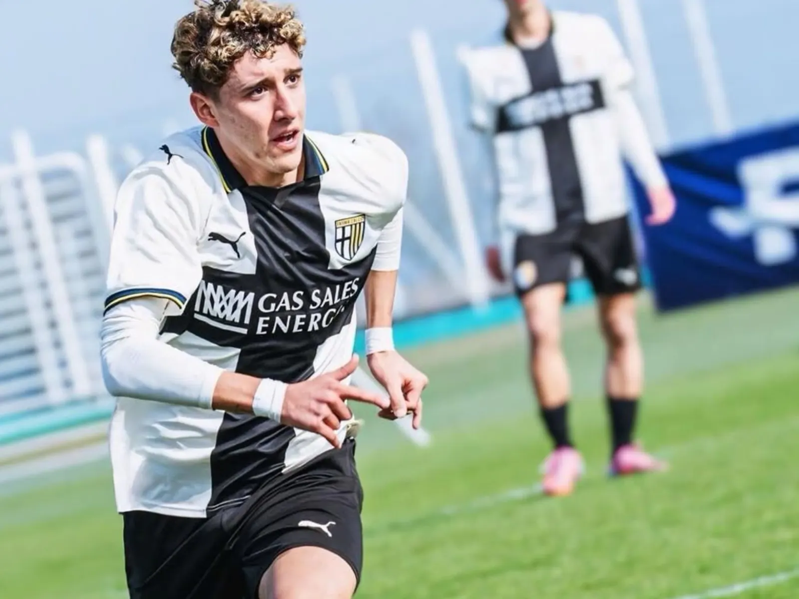 Luca Scarlato, volante creativo argentino de 17 años, durante un partido con el equipo Primavera del Parma en Italia
