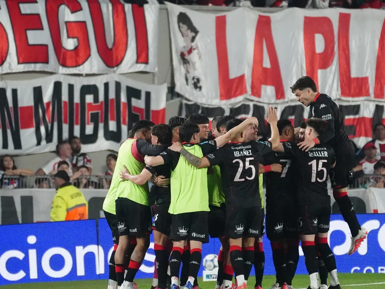 Santiago Beltrán, arquero de River Plate, no logra desviar el centro de Oscar Cortés que termina en gol de Huracán en el Monumental.