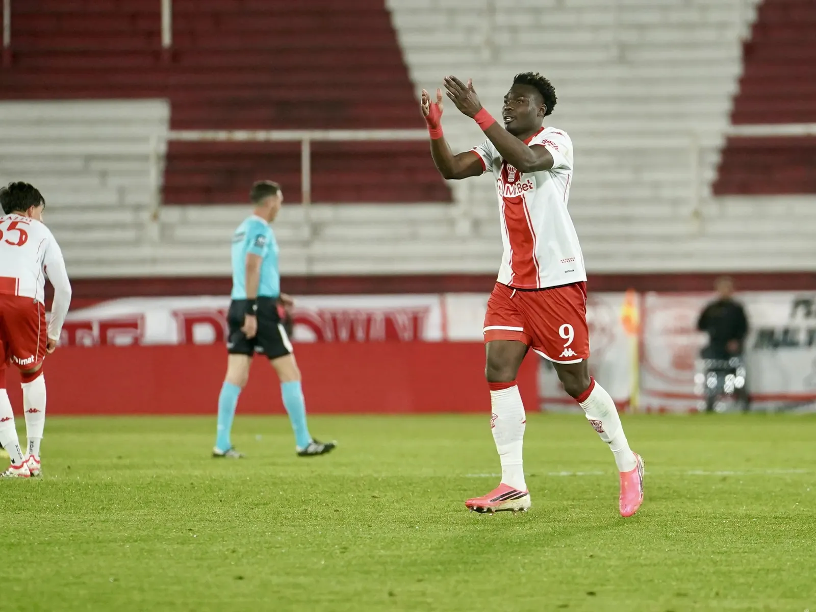 Accion del partido entre Huracan y Racing en el estadio Tomas Adolfo Duco por el Torneo Clausura.