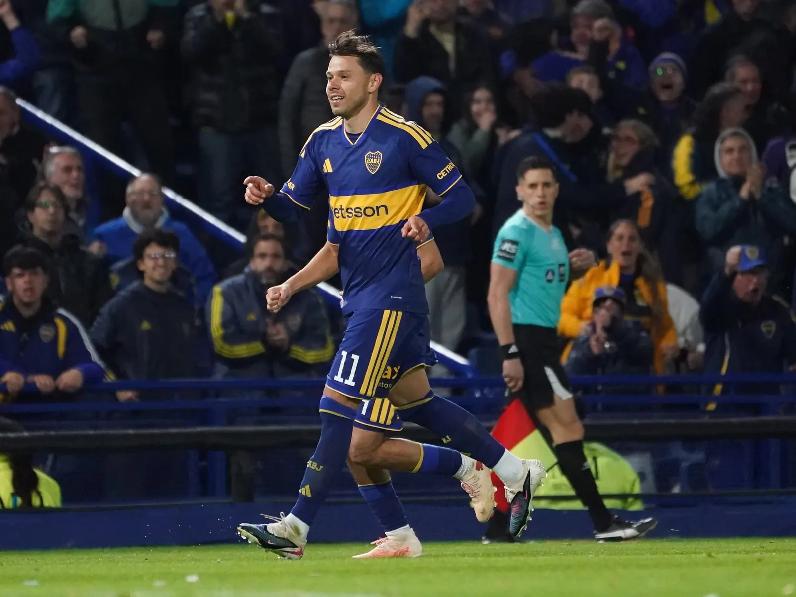 Ángel Romero celebra su segundo gol para Boca Juniors en la Bombonera ante Central Córdoba.