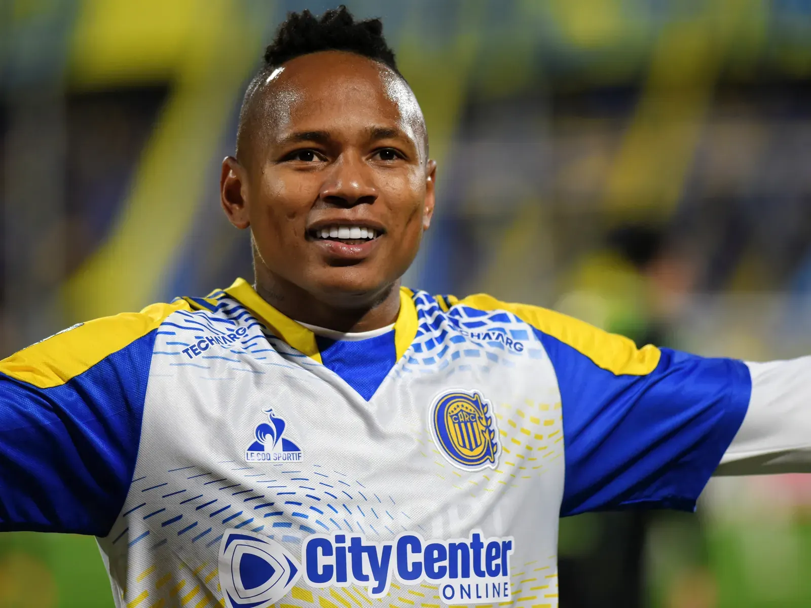 Jáminton Campaz celebra un gol con la camiseta de Rosario Central en el Gigante de Arroyito.